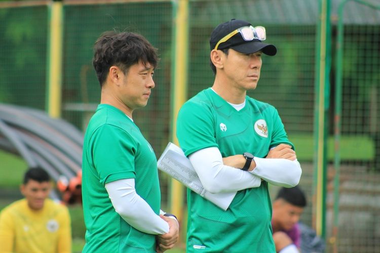 Kenapa Shin Tae-yong Geplak Kepala Jeam Kelly Sroyer di Pertandingan Melawan Australia U-23?