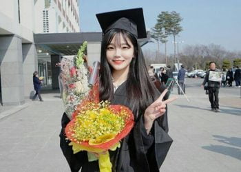 4 Gaya OOTD ala Korea yang Cocok untuk Momen Wisuda 2024