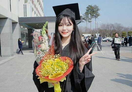 4 Gaya OOTD ala Korea yang Cocok untuk Momen Wisuda 2024