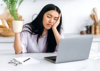 Hindari Kantuk Pasca Makan dengan 4 Strategi Efektif Ini