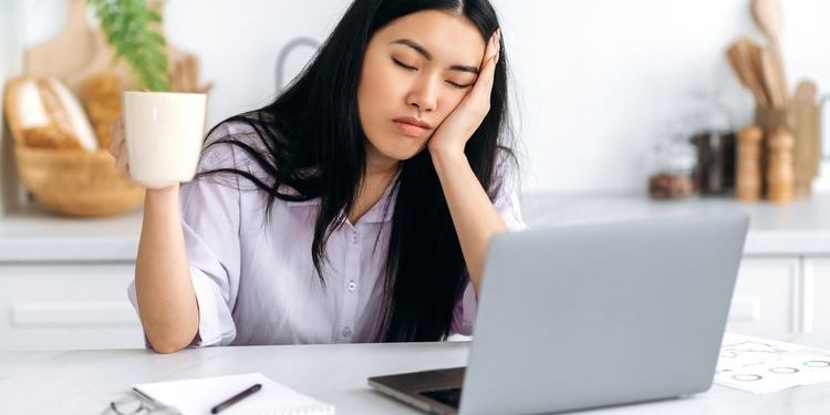 Hindari Kantuk Pasca Makan dengan 4 Strategi Efektif Ini