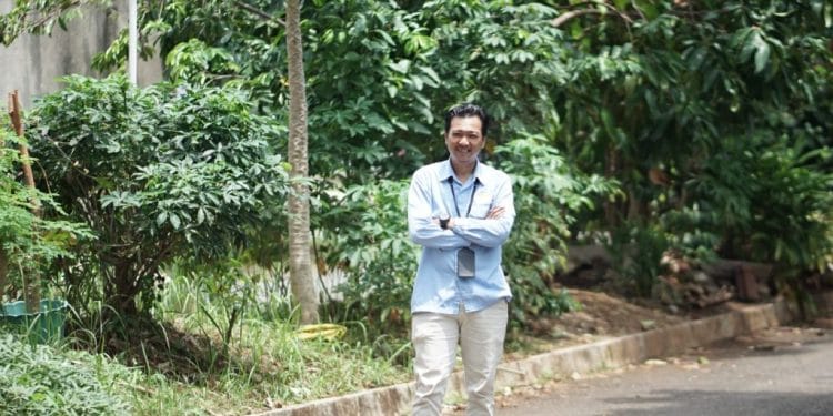 Lirisisme Waktu dan Kepekaan Alam dalam Puisi “Senyum yang Mengalir di Antara Gugur” Karya Muhammad Alfariezie