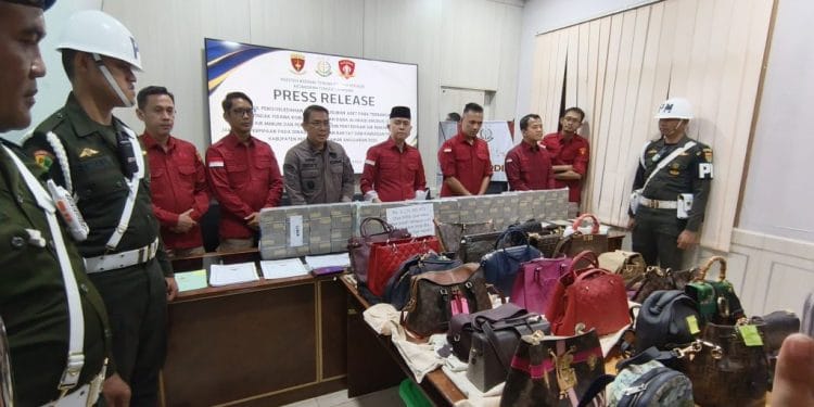 Heboh! Kejati Lampung Sita Mobil Mewah, Emas, dan Tas Branded Mantan Bupati Pesawaran, Total Aset Capai Rp45 Miliar