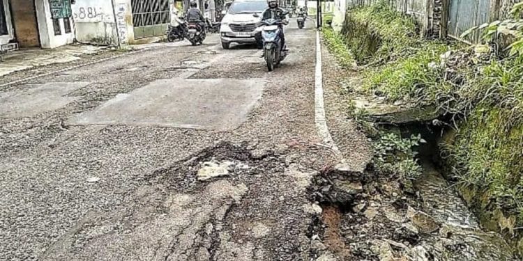 Jalan Palapa Rusak Parah, Warga Desak Penanganan Cepat