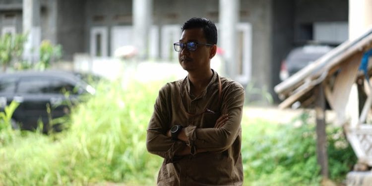 Muhammad Alfariezie Suguhkan Kritik Berani Lewat Puisi Penuh Satire