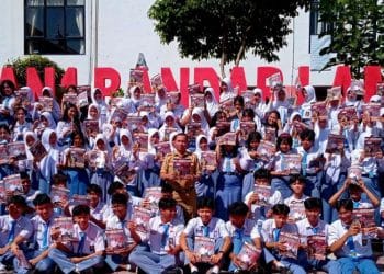 Budaya Literasi di Sekolah Makin Kuat Lewat Pembagian Majalah Pendidikan Narasi