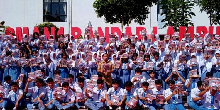 Budaya Literasi di Sekolah Makin Kuat Lewat Pembagian Majalah Pendidikan Narasi