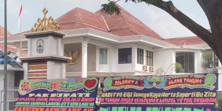 Kritik Lewat Karangan Bunga Menggema, LSM PRO RAKYAT Minta Pemkab Lampung Selatan Jadikan Evaluasi